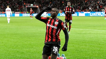 Moussa Diaby, jugador del Bayer Leverkusen, celebra un gol.