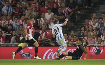 1-3. Jugada del penalti de Unai Simón a Jon Bautista.