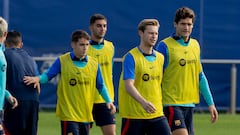 Frenkie de Jong, acompañado de Casadó, Marcos Alonso y Ferran, en una imagen del último entrenamiento del Barcelona.