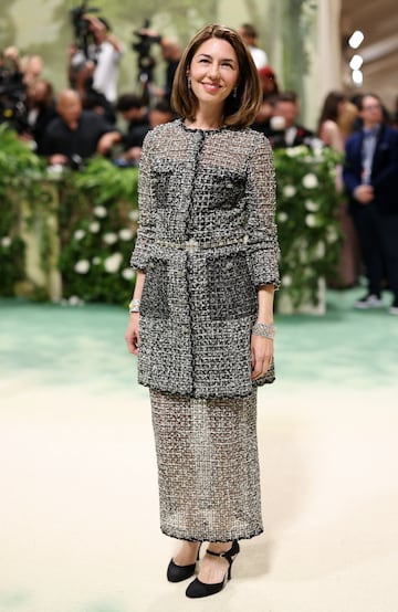 La directora de cine, Sofia Coppola, posa con un traje de chaqueta y falda de la firma Chanel.