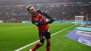 Grimaldo celebra un gol durante el partido de Bundesliga contra el Mainz.