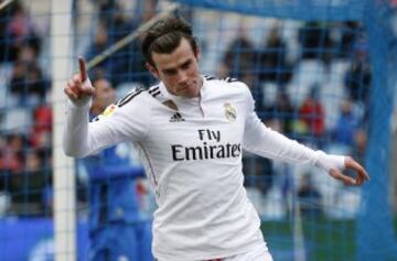 Gareth Bale celebra después de anotar un gol ante el Getafe, segundo para el Real Madrid durante su partido de primera división de fútbol en el estadio Coliseo Alfonso Pérez de Getafe.