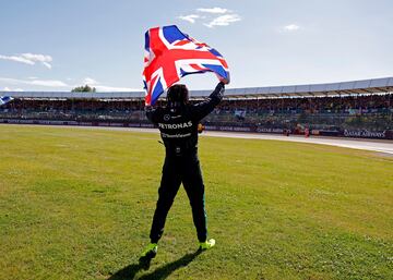 Formula One F1 - British Grand Prix - Silverstone Circuit, Silverstone, Britain - July 7, 2024 Mercedes' Lewis Hamilton celebrates with fans after winning the British Grand Prix REUTERS/Andrew Couldridge