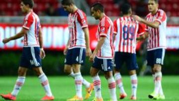 Los jugadores del Guadalajara abandonaron la cancha del estadio Omnilife cabizbajos tras no poder vencer a Coras de Tepic.