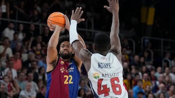 BARCELONA, 20/10/2024.- El alero del Barcelona Jabari Parker (i) en acción ante el alero senegalés del Baskonia Ousmane Ndiaye este domingo, durante la jornada 4 de la Liga Endesa de baloncesto, entre el Barcelona y el Baskonia, en el Palau Blaugrana de Barcelona. EFE/ Alejandro García