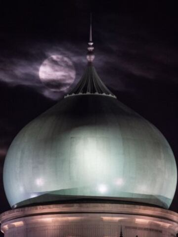 La superluna detrás del Perdana Putra en Putrajaya, el edificio que alberga las oficinas del Primer Ministro en Malasia. 