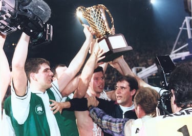 El Barcelona no pudo levantar su primera Euroliga en París después de caer en un polémico partido ante el Panathinaikos griego (67-66), que inauguró su palmarés en Francia. Fue la final del tapón ilegal de Vrankovic: un resbalón de Giannakis permitió a Montero salir en contraataque y lanzar a canasta. El balón tocó el tablero antes de que el gigante croata lo desviase por lo que la canasta tendría que haber subido el marcador. No fue la única acción que favoreció a los griegos: el reloj se quedó parado durante un tiempo (que pareció infinito) y eso habría dado ocasión a los helenos de montar una jugada si el Barça llega a anotar.