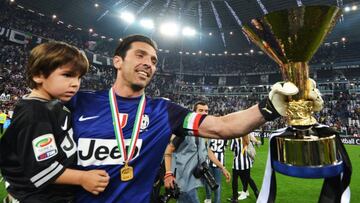 DIM111. TURIN (ITALIA), 17/05/2018.- Fotografía de archivo tomada el 11 de mayo de 2013 que muestra al protero del Juventus Gianluigi Buffon con su hijo en brazos tras ganar la liga italiana. Buffon, leyenda del Juventus y de la selección &q