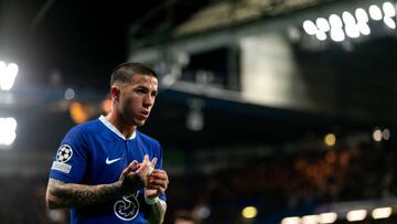 LONDON, ENGLAND - APRIL 18: Enzo Fernandez of Chelsea looks on as he leaves the pitch replaced during the UEFA Champions League quarterfinal second leg match between Chelsea FC and Real Madrid at Stamford Bridge on April 18, 2023 in London, United Kingdom. (Photo by Gaspafotos/MB Media/Getty Images)