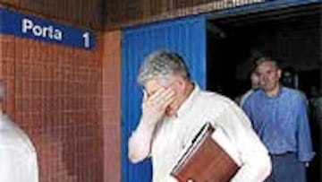 <b>DESOLACIÓN</B>. Juan Silva, entre lágrimas, confirmó el descenso del Compostela, equipo que preside.