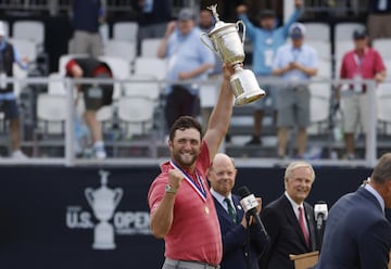 Jon Rahm logró su rimer grande sobre el recorrido de Torrey Pines tan solo dos semanas después de que le obligasen a retirarse del Memorial tras dar positivo en coronavirus. Dos espectaculares birdies en los hoyos 17 y 18 le permitieron superar a oosthuiz