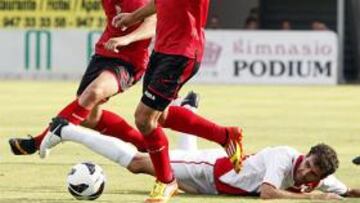 <b>MUCHA ENTREGA. </b>Trashorras disputa un balón ante dos jugadores del Mirandés.