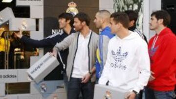 Kak&aacute;, en un acto publicitario de Adidas con varios compa&ntilde;eros del Madrid.