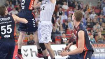 El Baskonia remonta 15 puntos en un derbi con polémica