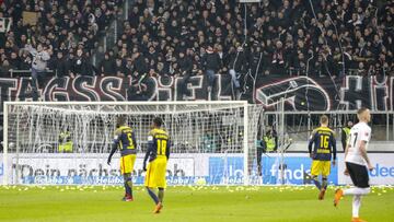 Aficionados del Eintracht Frankfurt lanzaron pelotas de tenis al campo