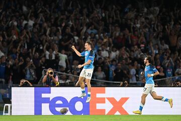 1-0. Piotr Zielinski celebra el cuarto gol.