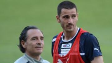 El seleccionador italiano, Cesare Prandelli, junto al central Leonardo Bonucci.