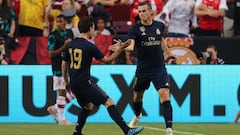 Gareth Bale celebra su gol con Odriozola.