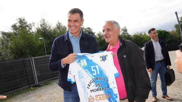 Pedro Sánchez con Eugenio González, que le entregó la camiseta del Cangas,