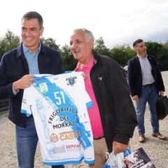 El Cangas saca pecho de que su camiseta la tenga Pedro Sánchez