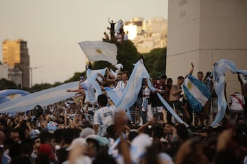 Miles de aficionados celebran en Buenos Aires el pase a la final del Mundial de Qatar 2022.