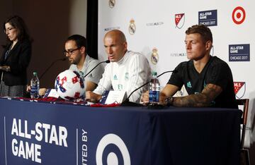 Zidane y Kroos durante la rueda de prensa.