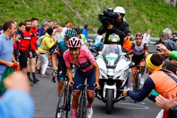 Richard Carapaz y Lennard Kamna durante el ascenso. 