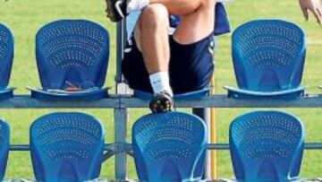 <b>PENSATIVO. </b>Mauricio Pochettino, ayer en la grada de Sant Adrià, viendo el partido entre su equipo y el Juvenil A, ayer en la Ciudad Deportiva de Sant Adrià.
