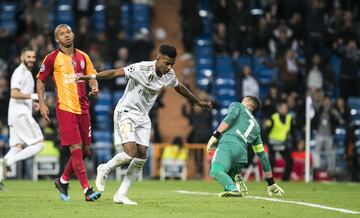 Triplete perfecto de Rodrygo: izquierda, de cabeza y con la derecha. Noche histórica para el extremo brasileño, que difícilmente olvidará este partido ante el Galatasaray.