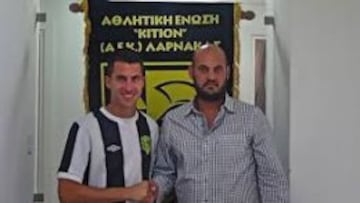 Jorge Larena, en su presentaci&oacute;n con el AEK Larnaca