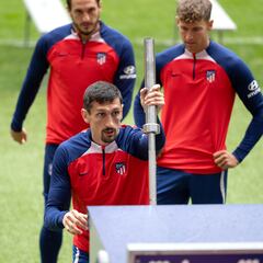 Simeone prueba para Bilbao: Llorente, carrilero derecho y Correa en punta