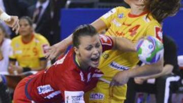 PRIMERA FASE. La extremo Mork supera a Carmen Martín.