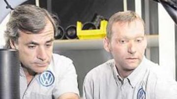<b>CON EL JEFE. </b>Sainz, junto a Kris Niessen, responsable del equipo.