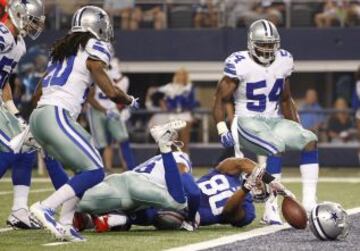 Touchdown de Victor Cruz de los New York Giants ante Will Allen de los Dallas Cowboys, que pierde el casco en el intento de placarle.