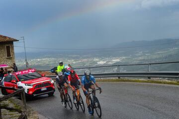 Gino Mader, Bauke Mollema y Dario Cataldo