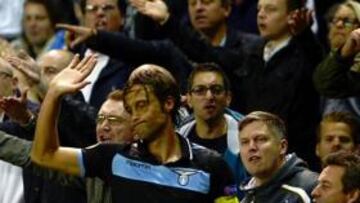 El capitán de la Lazio, Stefano Mauri, es agarrado del brazo por un aficionado del tottenham, en un lance del encuentro.