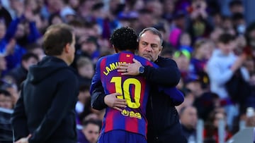 Flick abraza a Lamine.