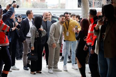 Ilia Topuria rodeado de seguidores. 