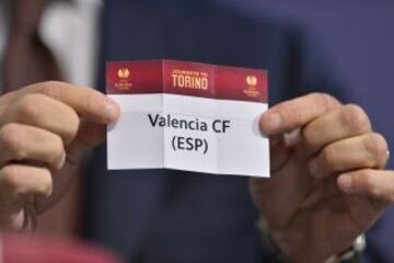 El embajador de la final de Turín, el ex internacional italiano Ciro Ferrera sostiene una tarjeta con el nombre del club de fútbol español Valencia durante el sorteo de los cuartos de final de la UEFA Europa League en la sede de la UEFA en Nyon.