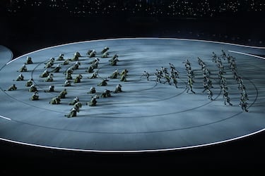 Bailarines actúan durante la ceremonia inaugural de los Juegos Olímpicos de Invierno.