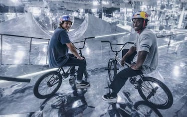BMX en Mirror Park, un increíble skatepark cubierto de espejos