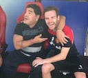 Maradona visita al United y hace 'buenas migas' con Mata