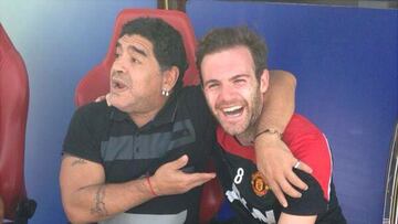 Maradona visita al United y hace 'buenas migas' con Mata