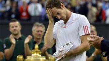 Andy Murray, cabizbajo durante la entrega de premios en la pista central de Wimbledon.