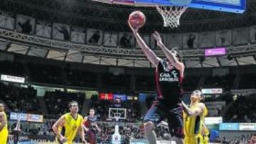 <b>CON PASO FIRME. </b>San Emeterio entra a canasta ante Milosevits.