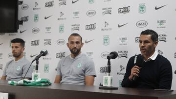 Los extranjeros Hernán Barcos y Pablo Ceppelini se pusieron la camiseta de Atlético Nacional durante la presentación oficial como nuevos refuerzos para la Liga Águila y Copa Libertadores.