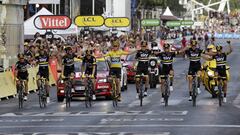 Los ciclistas del Sky entran junto a Chris Froome en la meta de los Campos El&iacute;seos para celebrar la victoria del brit&aacute;nico en la general del Tour de Francia 2016.