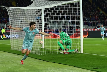 Griezmann sac el crner desde la derecha, Lenglet pein hacia el segundo palo y ah apareci totalmente solo Julin.