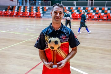 Sergio García posa con el trofeo de campeones de España de fútbol sala.