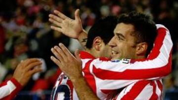 <b>ALEGRÍA.</b> Agüero, con una gran sonrisa en la boca, va a felicitar a su compañero Simao, autor del segundo gol del Atleti de falta directa. Reyes abraza al portugués.